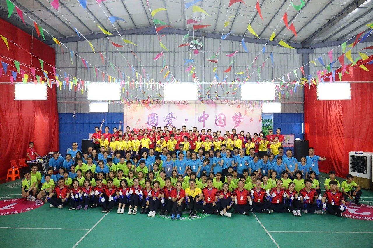 Hand in hand, heart to heart, our school launched large-scale parent-child and school charity activity.